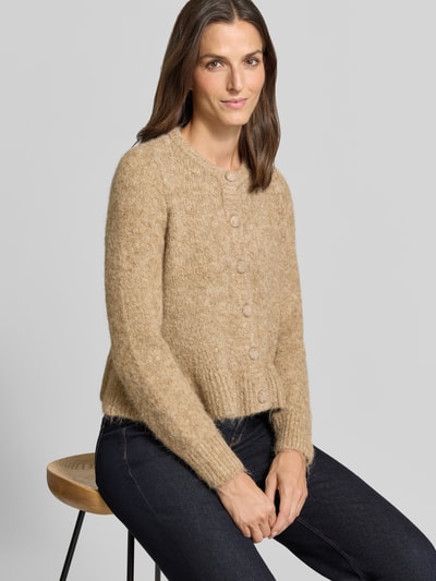 Frauenmodel trägt Regular Fit Strickjacke mit Woll-Anteil Modell 'Bows' von VILA in Beige, elastischer Material-Mix, Strukturstrick, Nahaufnahme Oberkörper.