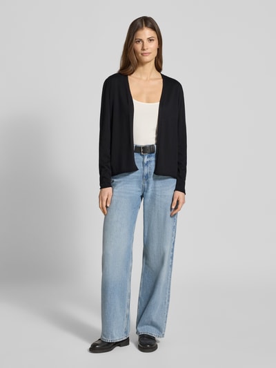 Frauenmodel trägt Regular Fit Cardigan Baumwoll-Viskose-Mix von s.Oliver RED LABEL in Optik: Unifarben, Strick, Langarm, Ganzkörperansicht von vorne.