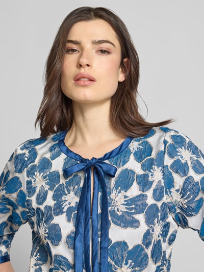 Frauenmodel trägt Jacke mit Schnürung Modell 'Trine' von LOLLYS LAUNDRY aus blau-weißem Material-Mix mit Stretch-Anteil, 3/4-Arm, Nahaufnahme Oberkörper.