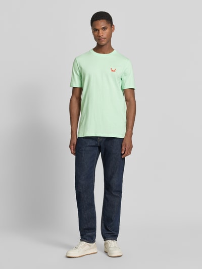 Männermodel trägt T-Shirt mit Stitching und Rundhalsausschnitt von Lindbergh, Reine Baumwolle, Slim-Fit, Rückenlänge 71 cm, Ganzkörperansicht von vorne.