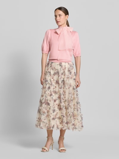 Modelka nosi 'Strickshirt mit Schluppe aus Chiffon' von Zero, różowy, mieszanka wiskozy, dopasowany krój, prążkowane wykończenia, rękaw o dł. 1/2, długość tyłu w rozmiarze 36: 55 cm, długość rękawów w rozmiarze 36: 30 cm, szeroka kokarda z szyfonu, widok całej sylwetki z przodu
