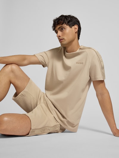 HUGO T-shirt z wyhaftowanym logo model ‘LIAM’ Beżowy 3