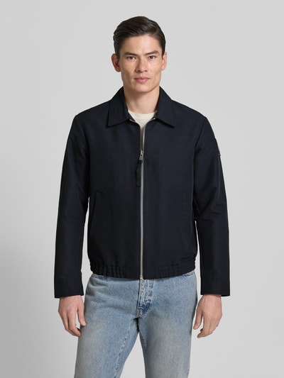 Männermodel trägt Regular Fit Blouson mit Label Patch - Marc O'Polo × DFB Travel Collection, Optik: Unifarben, Ganzkörperansicht von vorne.