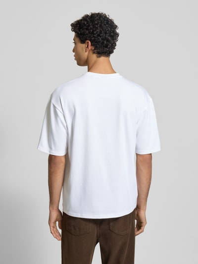 Männermodel trägt Boxy Fit T-shirt aus katoenmix Model 'CASPIAN AIRFLEX BOXY' van Only & Sons, look: effen, korte mouw, ronde hals, ademend, verkoelend, vochtregulerend, Ganzkörperansicht Rückansicht.