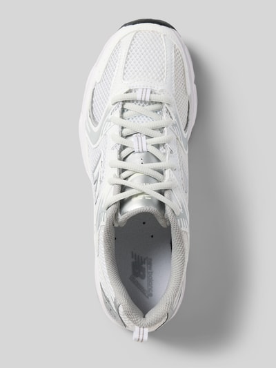 Produktfoto, Sneaker mit Label-Detail Modell 'MR530EMA' von New Balance, abgerundete Form, Schnürung, weiße strukturierte Sohle, Größe 40, 4 cm Absatzhöhe, 6 cm Schafthöhe, 7 cm Schaftweite, Mesh-Textur und glatte Details.