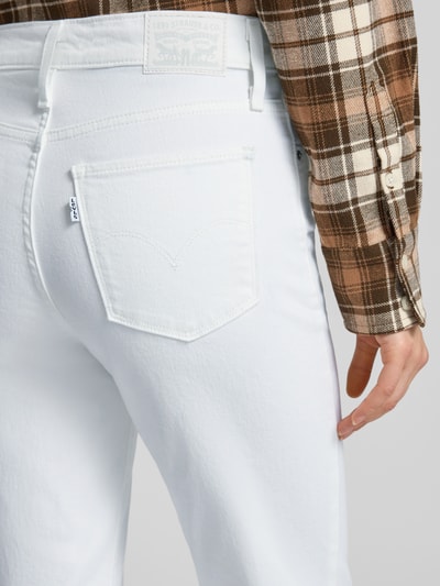 Männermodel trägt Jeans mit 5-Pocket-Design von Levi's®, weißer Farbton, Material-Mix mit Stretch-Anteil, Gerader-Schnitt, Detailaufnahme Rückansicht.