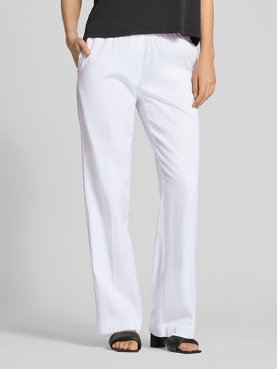 Vrouwenmodel draagt witte dames chino van katoenmix met stretch, wide fit, model 'Sue' van TONI, steekzakken, elastische band, detailopname onderlichaam