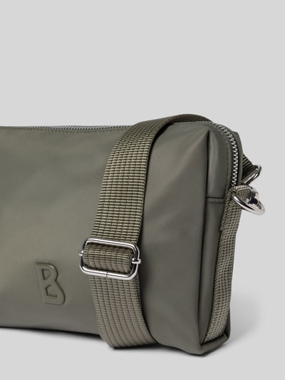 Produktfoto, Handtasche mit Label-Detail und Schulterriemen von BOGNER in Olivgrün, glatte Textur, Szerokość w rozmiarze 1: 23 cm, długość 15 cm, głębokość 4 cm, długość paska na ramię 102 cm, główna komora i kieszeń wewnętrzna na zamek