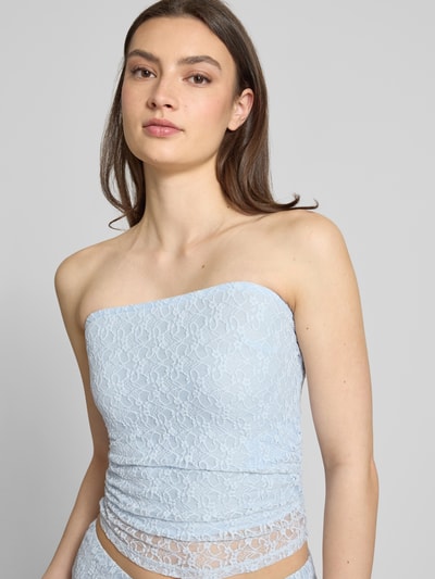 Frauenmodel trägt Spitzentop im Off-Shoulder-Look Modell 'MONROE' von JJXX, hellblauer Material-Mix mit Stretch-Anteil, körpernahe Passform, feine Spitze, Rückenlänge bei Größe S: 37 cm, Nahaufnahme Oberkörper.