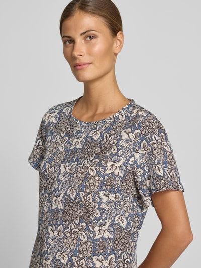 Vrouwenmodel draagt vrijetijdsjurk van Weekend Max Mara, Model 'CRESPO', all-over bloemenmotief, getailleerd, midi, ronde hals, korte mouw, popeline van zuivere zijde, detailopname bovenlichaam.