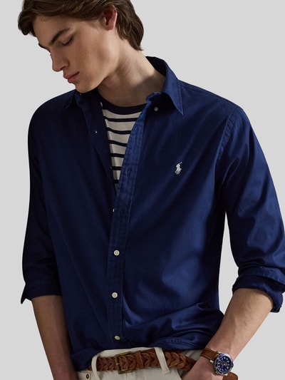 Männermodel trägt Regular Fit Freizeithemd aus reiner Baumwolle von Polo Ralph Lauren, Optik: Unifarben, Nahaufnahme Oberkörper.