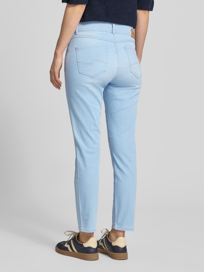 Frauenmodel trägt Hose in verkürzter Passform Modell 'Ornella' von Angels aus Baumwoll-Mix mit Stretch-Anteil, Eingrifftaschen, Bundweite 40 cm bei Größe 36, Ganzkörperansicht Rückansicht