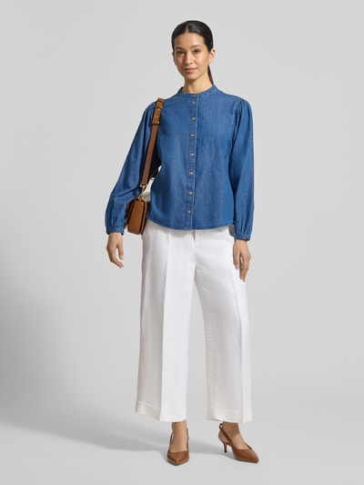 Frauenmodel trägt Regular Fit Bluse im Denim-Look Modell 'Valeria' von Brax aus reiner Baumwolle mit Rundhalsausschnitt und Knopfleiste, Ganzkörperansicht von vorne.