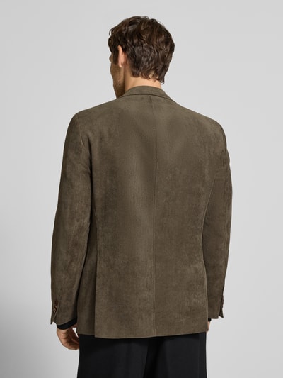 Männermodel trägt Sakko mit Pattentaschen und Reverskragen Modell 'Theo' von Carl Gross in Braun, Cordstruktur, Rückenansicht, Regular Fit.