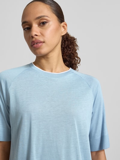 Frauenmodel trägt T-Shirt mit Raglanärmeln und 1/2-Arm von Windsor in Hellblau, Lyocell-Mix und Baumwoll-Anteil, Rundhalsausschnitt, gerader Schnitt, Nahaufnahme Oberkörper.