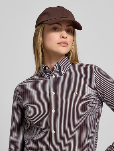 Frauenmodel trägt Hemdbluse mit Knopfleiste von Polo Ralph Lauren in Braun-Weiß, reine Baumwolle, Regular-Fit, Button-Down-Kragen, Label-Stitching, Nahaufnahme Oberkörper.