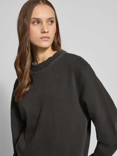Modelka kobieca ma na sobie Relaxed Fit Sweatshirt mit Rundhalsausschnitt od G-Star Raw, czysta bawełna, wydłużony tył, ujęcie z przodu, zbliżenie na górną część ciała.