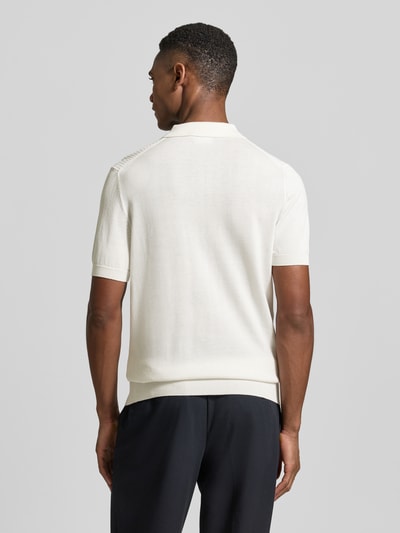 Männermodel trägt Regular Fit Poloshirt aus reiner Baumwolle von Strellson in Strickoptik, kurzarm, Farbe Weiß, Ganzkörperansicht Rückansicht.
