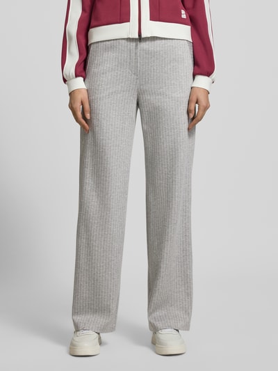 Frauenmodel trägt Wide Fit Stoffhose aus Viskose-Mix von Marc Cain in Hellgrau mit feiner Struktur, elastischer Bund, Ganzkörperansicht von vorne.