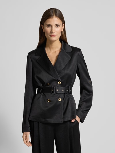 Frauenmodel trägt Blazer mit Reverskragen von Marc Cain aus schwarzem Acetat-Mix, taillierter Schnitt, Taillengürtel, Knopfverschluss, Ganzkörperansicht von vorne, Rückenlänge bei Größe 36: 61 cm, Brustweite: 46 cm, Ärmellänge: 62 cm.