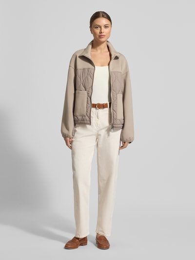 Frauenmodel trägt Jacke mit Steppnähten und Zweiwege-Reißverschluss von WHITE LABEL, Beige, Regular-Fit, Baumwoll-Mix mit Stretch-Anteil, Stehkragen, sichtbare große Taschen, kombiniert zu heller Hose, Ganzkörperansicht von vorne, Rückenlänge 58 cm, Schulterbreite 49 cm, Brustweite 50 cm, Ärmellänge 67 cm.