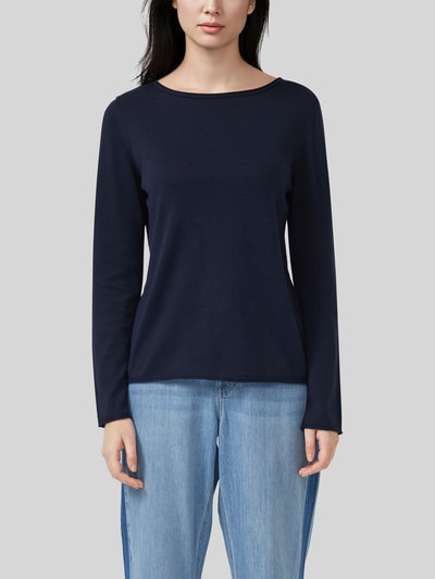 Frauenmodel trägt Regular Fit Pullover aus Baumwoll-Viskose-Mix von s.Oliver RED LABEL in Dunkelblau, kombiniert mit blauer Jeans, Ganzkörperansicht von vorne.