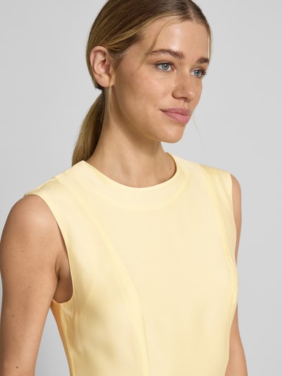 Modelka nosi Bubble Kleid mit Rundhalsausschnitt Modell 'KRISSI' od YAS, jasny żółty, gładka tekstura, mieszanka materiałów z lyocellem, sukienka midi, taliowany krój, rozmiar 36: długość tyłu 45 cm, szerokość w rozmiarze 36: 43 cm, zamek z tyłu, zbliżenie górnej części ciała