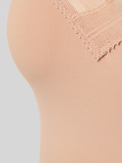 Mężczyzna model nosi Slim Fit Top mit Spitzenbesatz Modell 'Go Blush' od Sloggi, beżowy kolor, gładka faktura, detal góry, krój slim fit, z koronkowym wykończeniem, damski top, zdjęcie detailaufnahme.