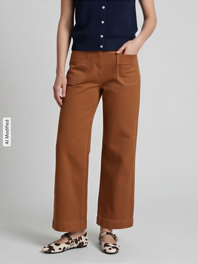 Frauenmodel trägt Hose mit verkürzter Passform mit aufgesetzten Taschen von Jake*s Casual in Braun mit Gesäßtaschen, Nahaufnahme Unterkörper.