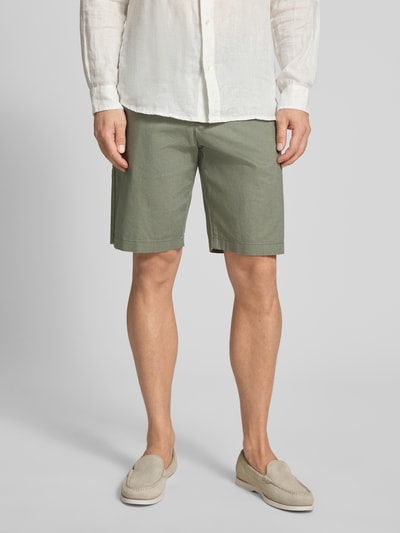Männermodel trägt Regular Fit Bermuda aus Leinen-Baumwolle-Mix von Tom Tailor Denim, Optik: Unifarben, Ganzkörperansicht von vorne.