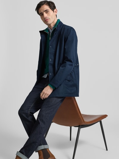 Männermodel trägt Regular Fit Parka mit katoenmix van Barbour, effen kleuren, opstaande kraag, waterafstotend, ademend, zakken, lange mouw, loopsplit, materiaalmix; nahaufnahme bovenlichaam.