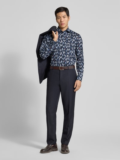Männermodel trägt Regular Fit Business-Hemd mit Kentkragen von ETERNA, Allover-Motiv-Print, Reine Baumwolle, Ganzkörperansicht von vorne.