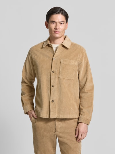 Männermodel trägt Regular Fit Hemdjacke aus Baumwoll-Mix Modell 'OTTO' von Selected in Beige mit sichtbarer Struktur, Ganzkörperansicht von vorne, Herren Freizeithemd von Selected