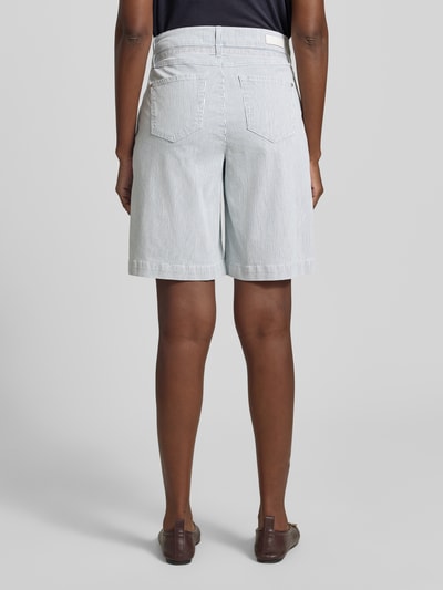 Vrouwenmodel draagt lichtblauwe Bermudas met strikceintuur model 'Lia City' van Angels, puur katoen, regular fit, geheel van achteren.
