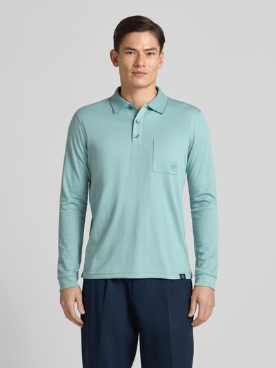 Männermodel trägt Poloshirt mit Brusttasche von Lerros in Hellblau, Baumwoll-Mix, Regular-Fit, Polokragen, Label-Detail, Ganzkörperansicht von vorne.
