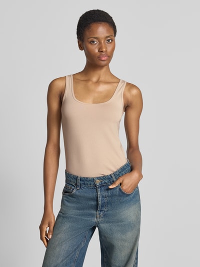 Modelka nosi Slim Fit Top mit Baumwoll-Anteil Modell 'KÄTHI' od someday, elastyczna mieszanka materiałów, dekolt w łódkę, beżowy, przód, ujęcie całej sylwetki.