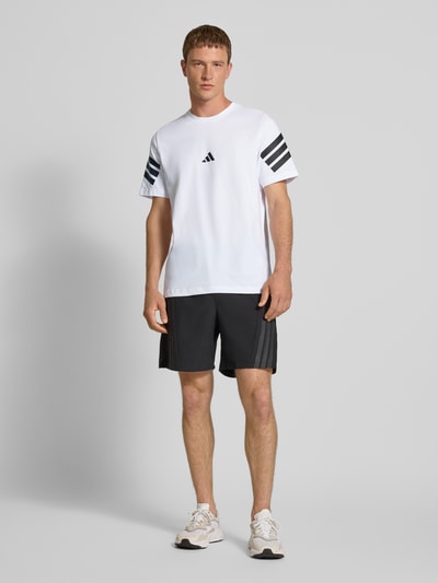 adidas Sportswear T-Shirt mit Logo und Rundhalsausschnitt Weiss 1