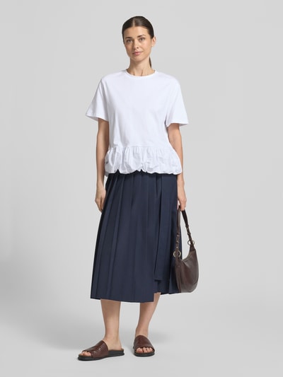 Frauenmodel trägt Damen T-Shirt mit Rundhalsausschnitt von Rich & Royal aus Reine Baumwolle, Relaxed-Fit, 1/2-Arm, Rückenlänge 59 cm, Ganzkörperansicht von vorne.