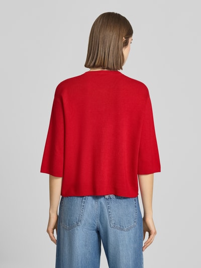 Frauenmodel trägt Regular Fit Strickjacke aus Viskose-Mix Modell 'MAISIE' von Only in Unifarben, Feinstrick, gerippte Abschlüsse, Ganzkörperansicht Rückansicht