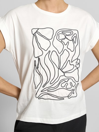 Vrouwenmodel draagt T-Shirt met Stitching en ronde hals van Christian Berg Woman, katoen, regular fit, opgerolde mouw, detailopname bovenlichaam.