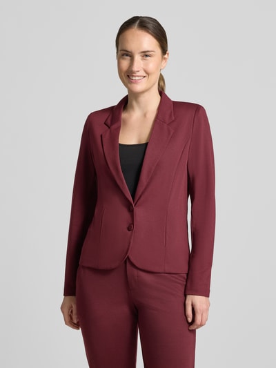 Frauenmodel trägt Slim Fit Blazer mit Viskose-Anteil Modell 'NANNI' von FREE/QUENT, weinrot, glatte Struktur, Ganzkörperansicht von vorne.