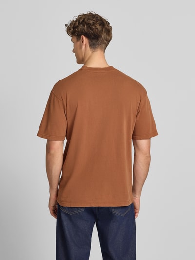 Männermodel trägt Herren T-Shirt mit Rundhalsausschnitt Modell 'Gomes' von Redefined Rebel, Reine Baumwolle, Regular-Fit, Rückenlänge 74 cm, Größe M, einfarbiges Braun, glatte Textur, Ganzkörperansicht Rückansicht.