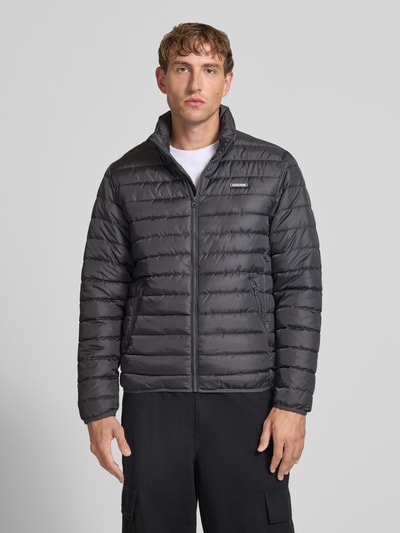 Männermodel trägt Jacke mit Label-Patch Modell 'ELVIS' von JACK & JONES, Stehkragen, Reißverschluss, Ganzkörperansicht von vorne.
