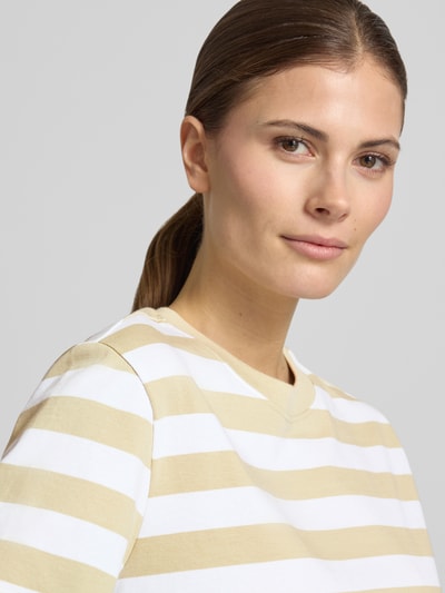 Kobiece model prezentuje Boxy Fit T-Shirt aus reiner Baumwolle Modell 'ESSENTIAL' od Selected Femme, efekt: wzór w paski, naszywka z logo, okrągły dekolt, krótki rękaw, wykończenie materiału: heavy jersey, materiał: czysta bawełna, zbliżenie górnej części ciała