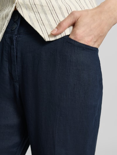 Vrouwenmodel draagt Leinenhose met Eingrifftaschen van Christian Berg Woman, donkerblauw, regular fit, puur linnen, detailopname heup.