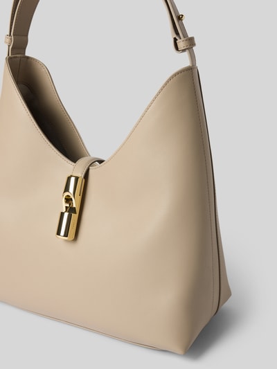 Produktfoto, Handtasche mit Logo-Detail Modell 'Goccia' von FURLA in Beige mit goldfarbenem Logo-Detail, Hauptfach, Verstellbarer-Trageriemen, Maße: Breite 25 cm, Länge 31 cm, Tiefe 15 cm, Schulterriemen 42 cm. Glatte Oberfläche und klare Linien.