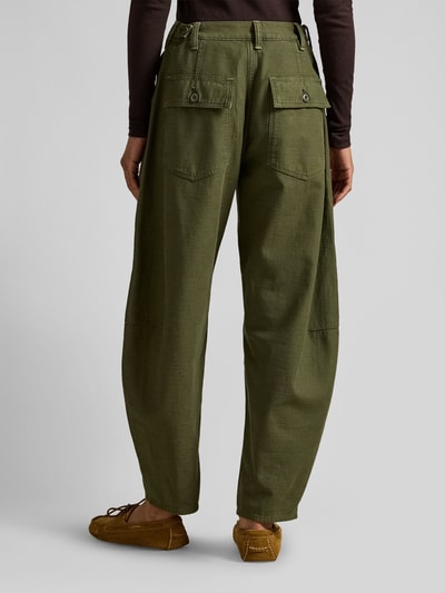 Kobiece modelka nosi Tapered Stoffhose aus reiner Baumwolle von Polo Ralph Lauren, zielony bawełniany materiał, krój tapered, wysoki stan, szlufki na pasek, boczne kieszenie, guziki i zakryty zamek, tylne kieszenie z patkami, widok całej sylwetki z tyłu.