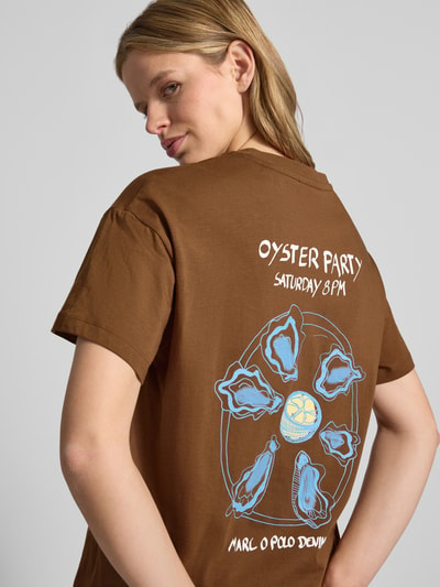 Frauenmodel trägt Relaxed Fit T-Shirt aus reiner Baumwolle - Special Drop von Marc O'Polo Denim, Optik: Unifarben, Rücken-Print, Rundhals, Kurzarm, Material: Reine Baumwolle, Nahaufnahme Rücken.