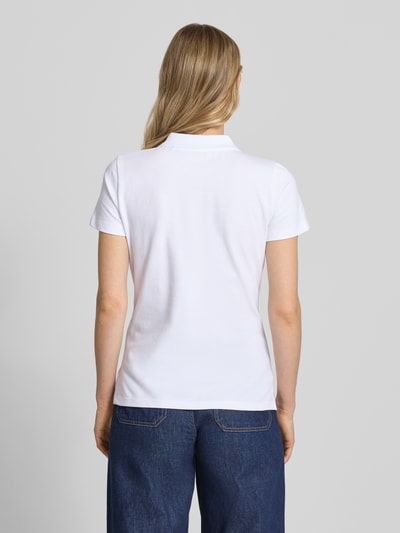 Frauenmodel trägt Regular Fit T-Shirt aus Baumwoll-Mix von Tom Tailor, unifarbenes Damen Poloshirt mit Polokragen und kurzen Ärmeln, Ganzkörperansicht Rückansicht.