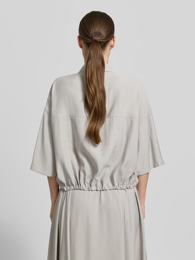Frauenmodel trägt Boxy Fit Bluse aus mieszanka modalu Modell 'LAINAY' von Drykorn, jasny beż, wykładany kołnierz, rękaw o dł. 3/4, tunel, długość tyłu w rozmiarze 36: 54 cm, długość rękawów w rozmiarze 36: 27 cm, widok całej sylwetki od tyłu